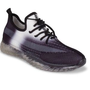 WANTED BLACK COMET SNEAKER SIZE 9